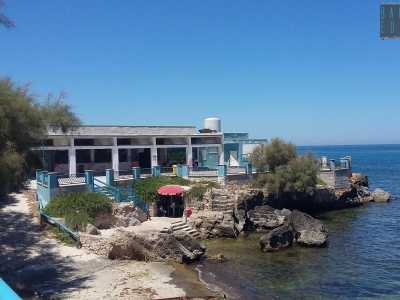 Da qui possiamo avere una visione d�insieme dello stabilimento, arrampicato su un�alta costa rocciosa fatta di insenature e grotte: un piccolo gioiello che � stato fatto morire, senza un perch�